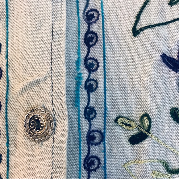 Vintage Floral Embroidered Light Wash Jean Jacket - Picture 5 of 8